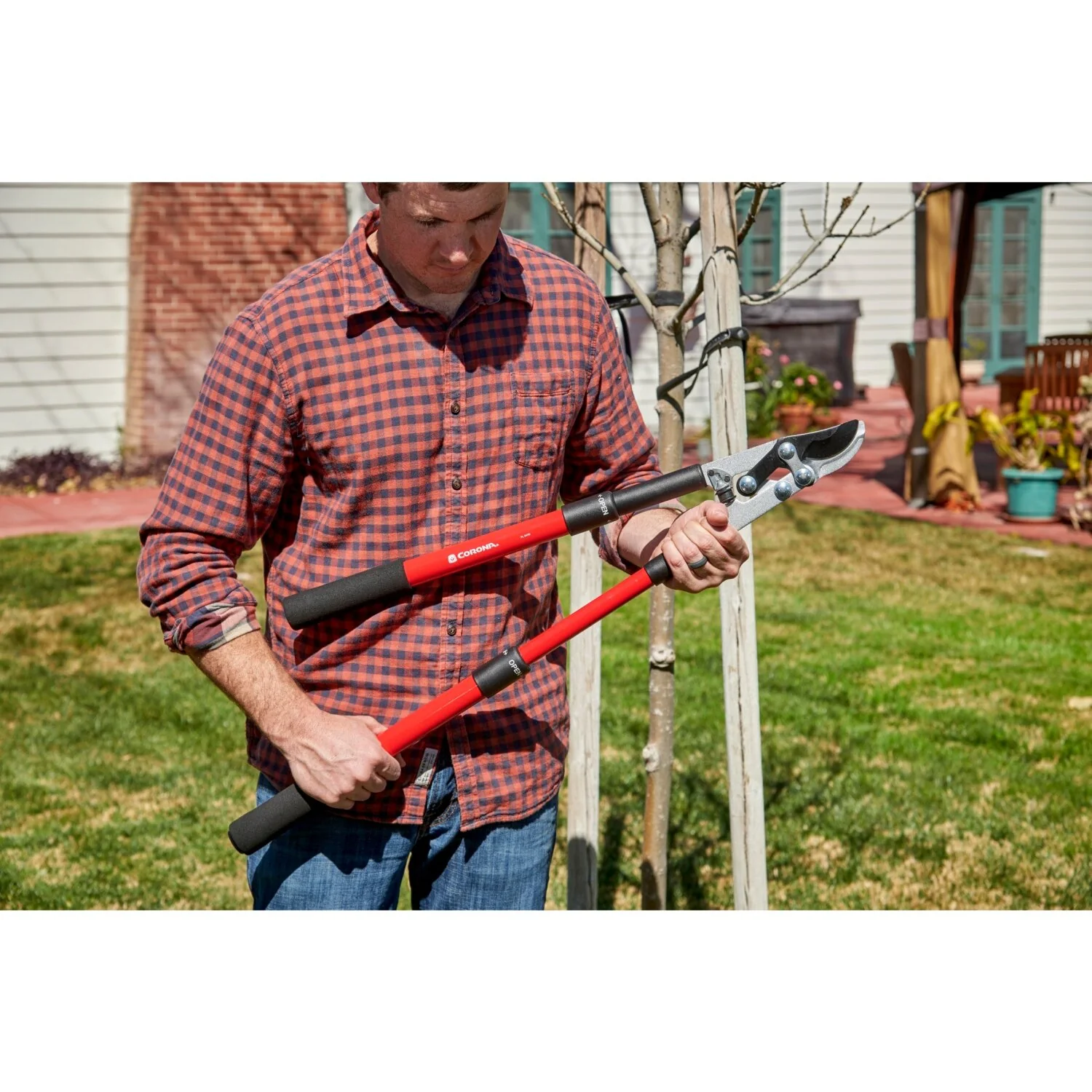 Corona FL 3470 EasyCUT Extendable Bypass Lopper, 21 in. to 33 in., 1-1/2 in. Cut Capacity - Image 10