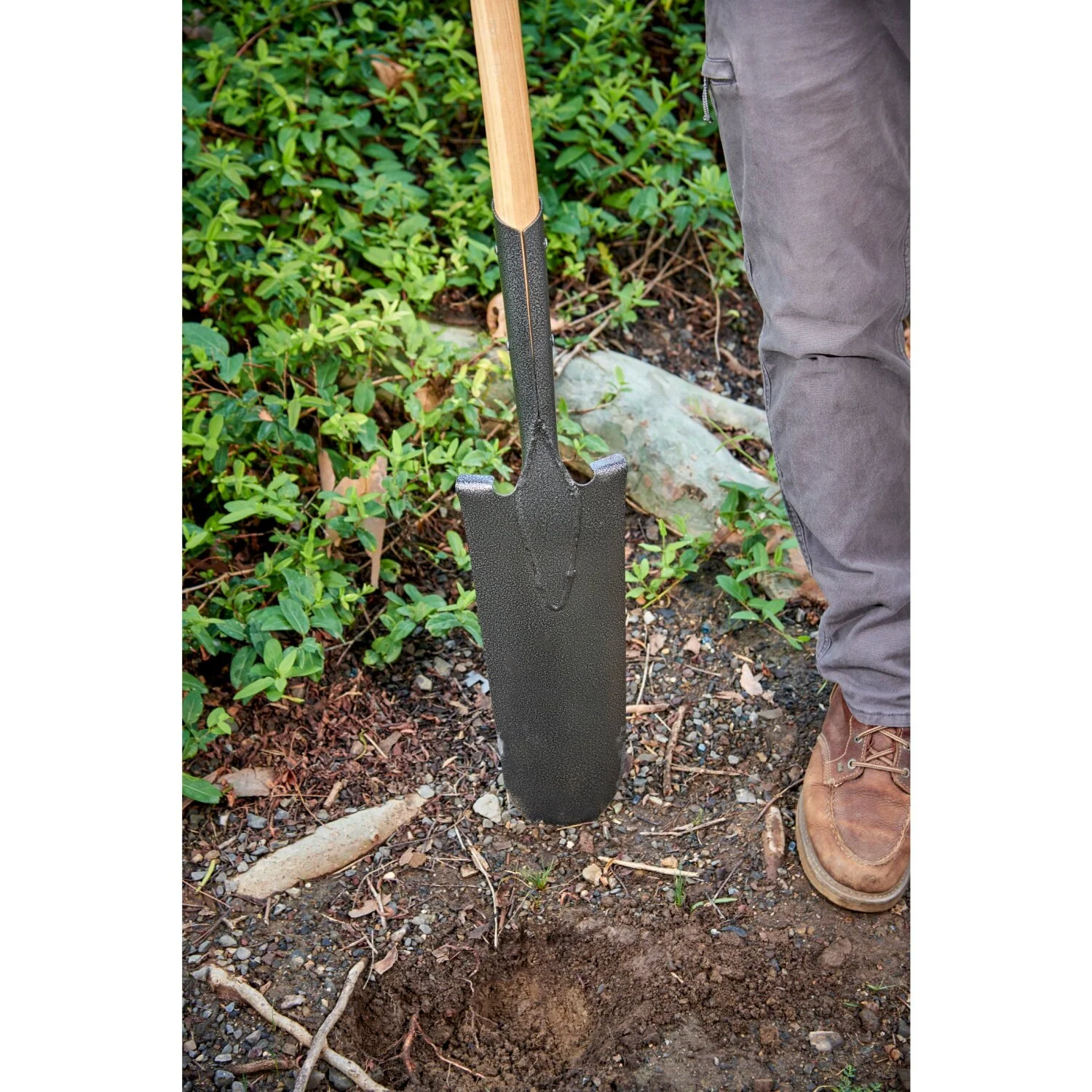 Corona SS 62010 Closed-Back Drain Spade Shovel, 14-Gauge, 30 in. Wood D-Grip Handle - Image 2