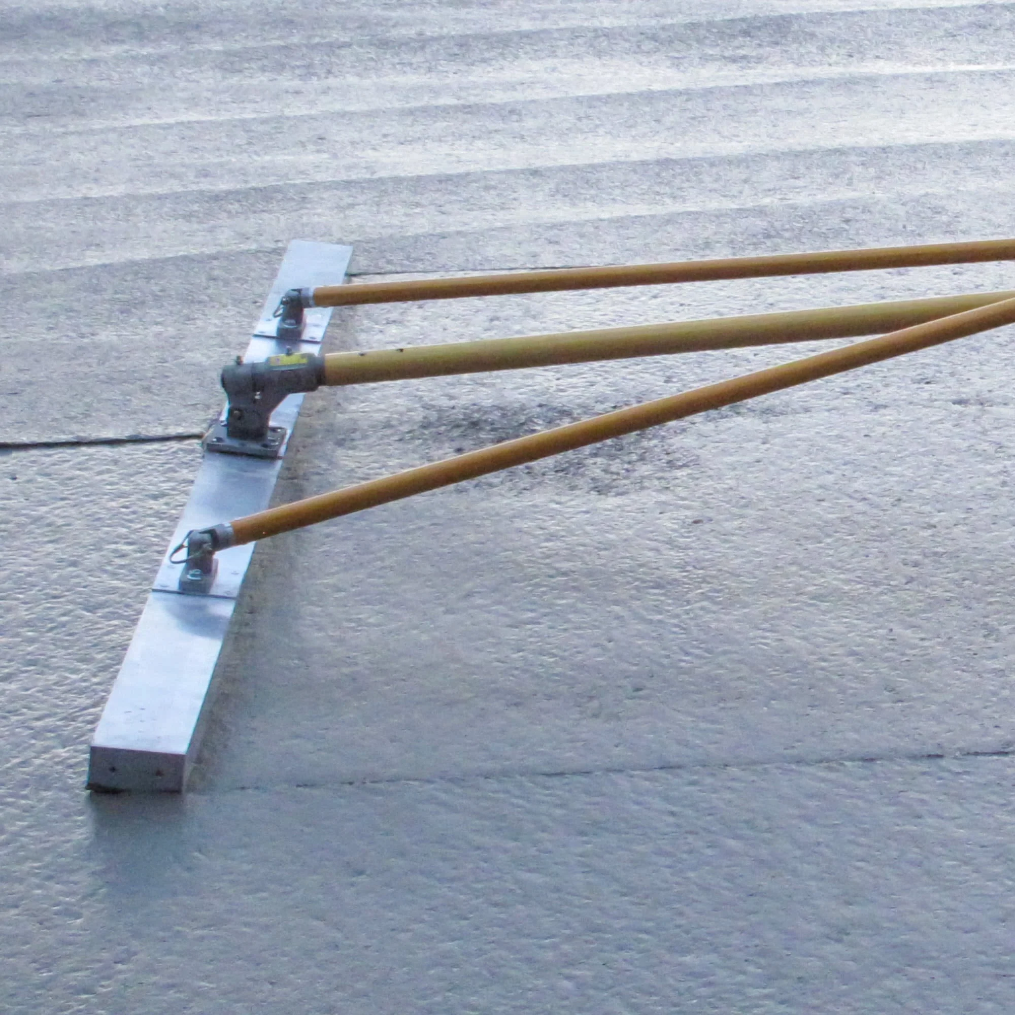 Gator Tools GF11461 20' x 2" x 4" Diamond XX Paving Float Kit with Bracket, Out Riggers, & 3 Handles - Image 6