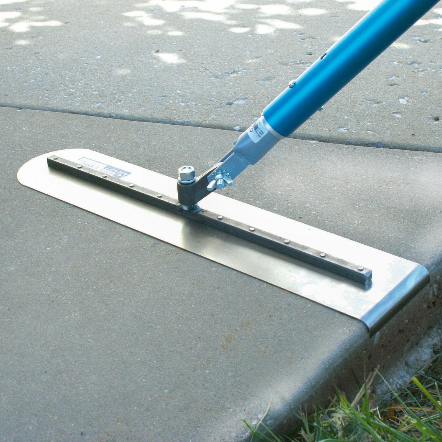 Kraft Tool CC636FE 36" 1/2"R Round End Edger/Fresno with Swivel Bracket - Image 2