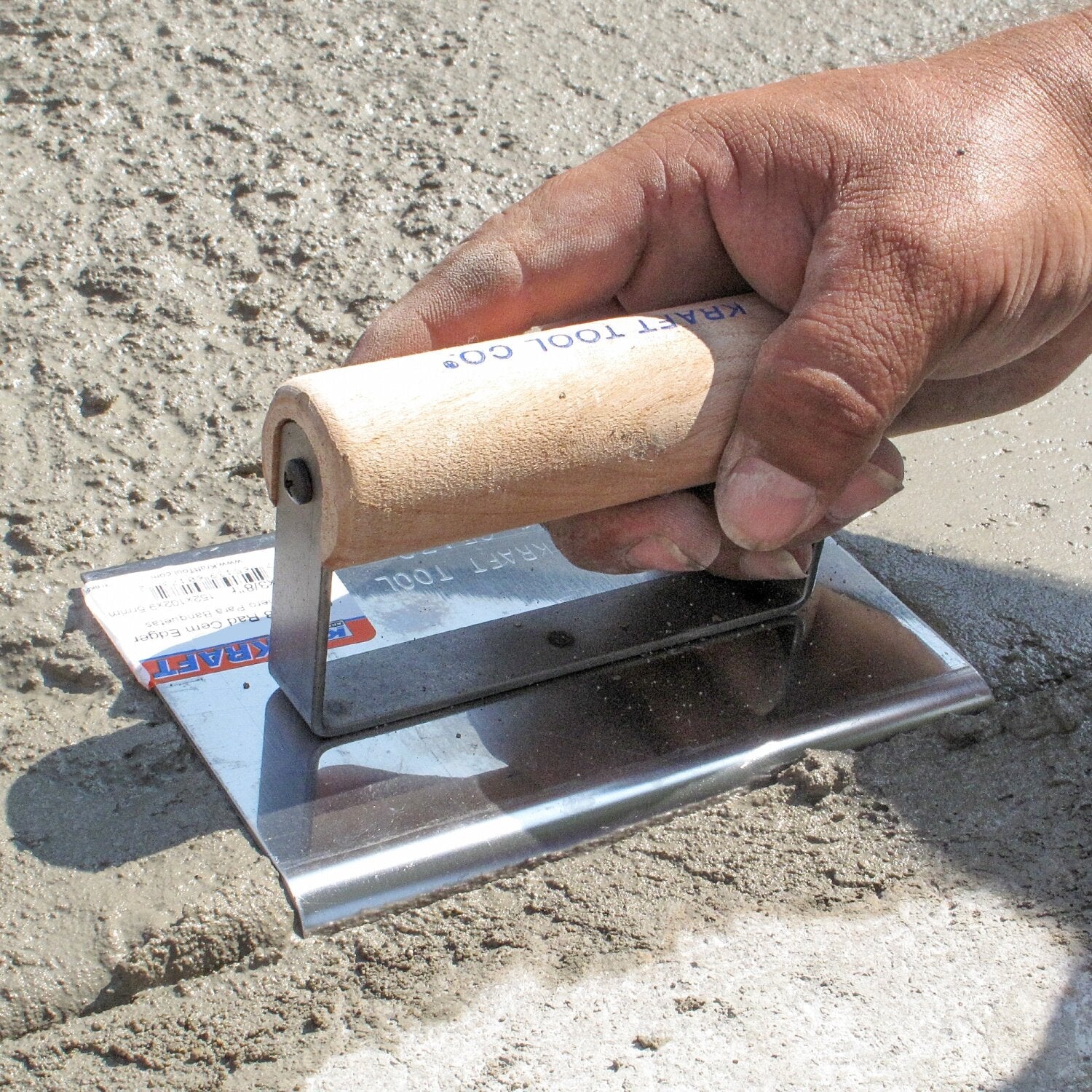 Kraft Tool CF129 8" x 5" 1/2"R Stainless Steel Cement Edger with Wood Handle - Image 2