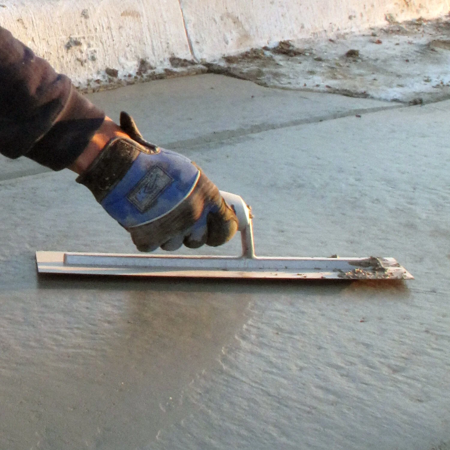Kraft Tool CFE222PF Elite Series Five Star 16" x 4" Carbon Steel Cement Trowel with ProForm Handle - Image 3