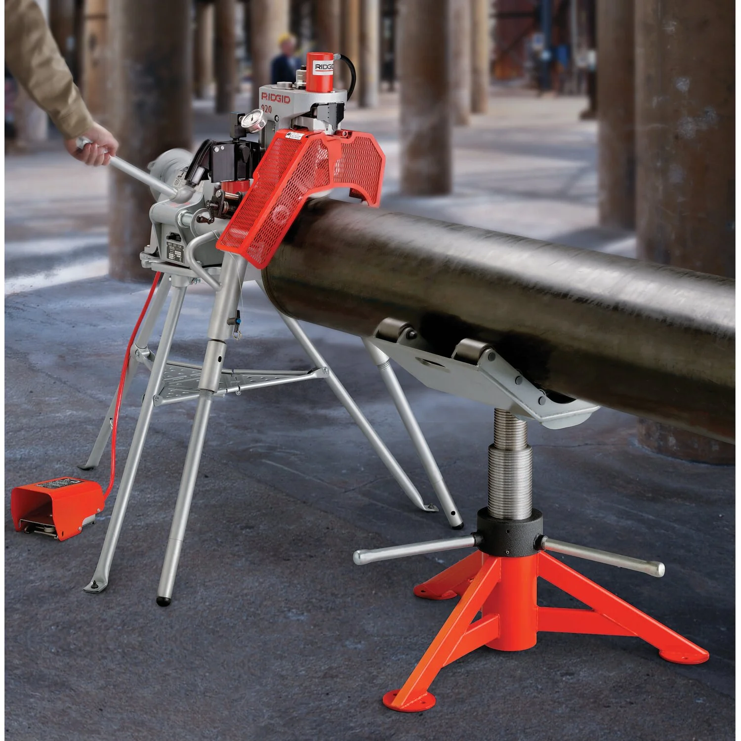 Ridgid 95782 920 Roll Groover with 2"- 6" Sch. 40, 8"-12" Sch. 40 and 14"-16" Std. Wall Roll Sets - Image 2